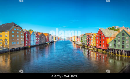 TRONDHEIM, Norvegia - 17 luglio 2019: lungo il fiume Nidelva potete trovare un certo numero di depositi storici risalenti al XVIII e XIX secolo. Foto Stock