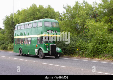 1963 60s Leyland verde crema autobus a due piani; Domenica 2019; un festival dei trasporti che si svolge nella città balneare di Fleetwood, Lancashire, Regno Unito Foto Stock