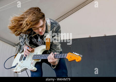 Chitarrista, Rebecca Lovell di Larkin Poe, Vancouver Folk Music Festival, Vancouver, British Columbia, Canada Foto Stock