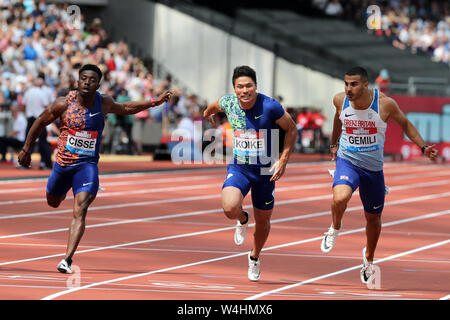 Adam GEMILI (Gran Bretagna), Yuki KOIKE (Giappone), Arthur CISSÉ (Costa d'Avorio, Costa d'Avorio) attraversando la linea del traguardo in Uomini 100m 1 di calore al 2019, IAAF Diamond League, Anniversario Giochi, Queen Elizabeth Olympic Park, Stratford, Londra, Regno Unito. Foto Stock