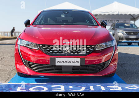 Roma,Italia - Luglio 21, 2019: In occasione di Roma s Rally evento capitale, il motor show room presentano nuovi modelli di vetture: una nuova Peugeot 508 auto rossa da Peu Foto Stock