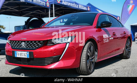 Roma,Italia - Luglio 20, 2019: In occasione di Roma s Rally evento capitale, il motor show room presentano nuovi modelli di vetture: una nuova splendida Peugeot 508 rosso ca Foto Stock