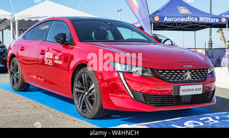 Roma,Italia - Luglio 21, 2019: In occasione di Roma s Rally evento capitale, il motor show room presentano nuovi modelli di vetture: una nuova splendida Peugeot 508 rosso ca Foto Stock