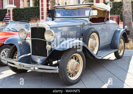 Roma,Italia - Luglio 20, 2019:In occasione di Roma capitale Rally evento, una mostra di auto d'epoca è stato impostato con una bellissima luce blu c Foto Stock