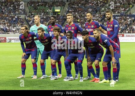 Tokyo, Giappone. 23 Luglio, 2019. FC Barcelona giocatori posano per una squadra foto di gruppo prima della partita tra FC Barcelona e Chelsea FC a Saitama Stadium 2002. Chelsea FC ha vinto 2-1 su FC Barcelona nel Rakuten Cup, a Saitama. Credito: Rodrigo Reyes Marin/ZUMA filo/Alamy Live News Foto Stock