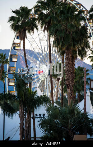 Vista di iconica ruota panoramica Ferris e palme all annuale Coachella Valley Music Festival di Indio, CA Foto Stock