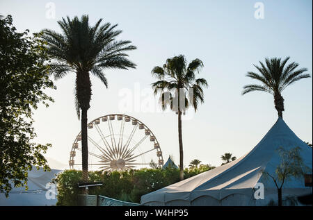 Vista di iconica ruota panoramica Ferris e palme all annuale Coachella Valley Music Festival di Indio, CA Foto Stock