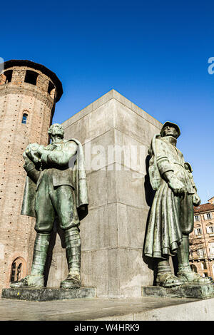 Monumento a Emanuele Filiberto, Duca (Il Duca), un heroe della I Guerra Mondiale si trova di fronte alla facciata posteriore del Palazzo Madama. Foto Stock
