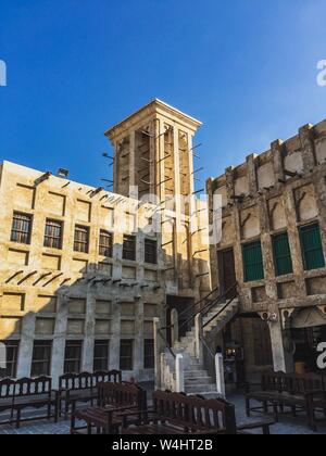 Edifici di stile arabo tradizionale nel mercato Souq Waqif, a Doha, Qatar, Medio Oriente. Foto Stock