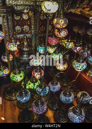 Collezione di lanterne di vetro macchiato in vendita in un negozio al mercato Souq Waqif, Doha, Qatar, Medio Oriente. Foto Stock