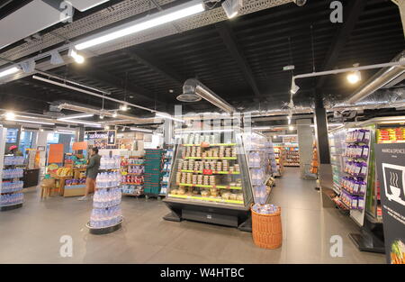 La gente visita Marks & Spencer supermercato all'aeroporto di Parigi Charles de Gaulle Paris Francia France Foto Stock