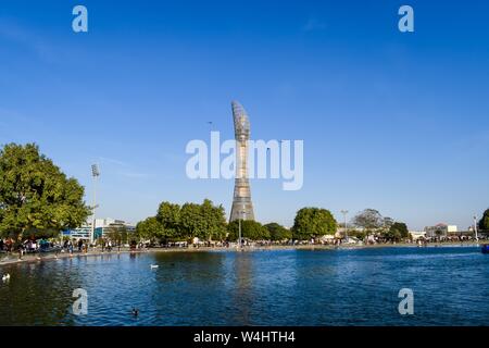 L'Aspire Park e l'Aspire Torre (noto anche come torcia) a Doha, in Qatar, durante le ore diurne. Foto Stock