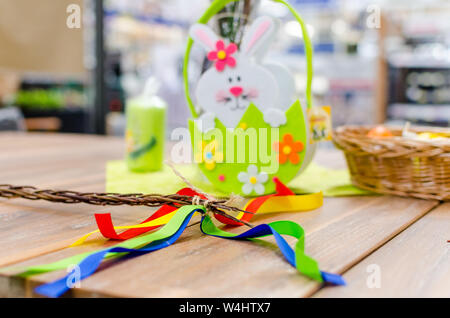 Decorazioni di pasqua frustino con nastri colorati Foto Stock