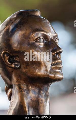 Busto in bronzo del poeta portoghese e scrittore Sophia de Mello Breyner Andresen al Miradouro da Graça, Lisbona, Portogallo Foto Stock