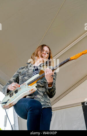 Chitarrista, Rebecca Lovell di Larkin Poe, Vancouver Folk Music Festival, Vancouver, British Columbia, Canada Foto Stock