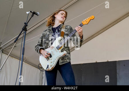 Chitarrista, Rebecca Lovell di Larkin Poe, Vancouver Folk Music Festival, Vancouver, British Columbia, Canada Foto Stock