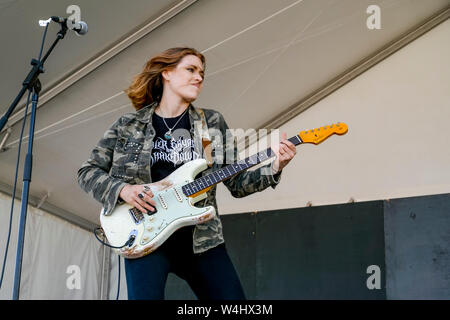 Chitarrista, Rebecca Lovell di Larkin Poe, Vancouver Folk Music Festival, Vancouver, British Columbia, Canada Foto Stock