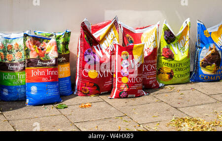 Numerosi sacchi di diversi tipi di potting compost per la crescita di varie piante e semi Foto Stock