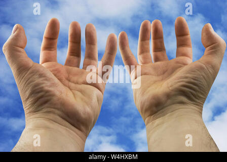 L'uomo di aprire le mani protesa verso il cielo Foto Stock