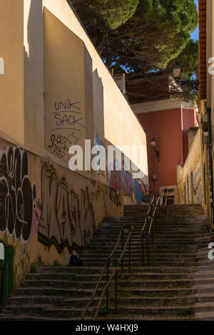 Graffiti su Caracol da Graça, una ripida pista pedonale in Graça, Lisbona, Portogallo Foto Stock