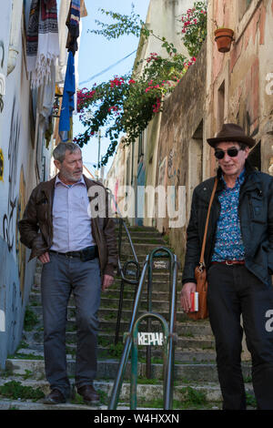 Due uomini su Caracol da Graça, una ripida pista pedonale in Graça, Lisbona, Portogallo. Modello rilasciato Foto Stock