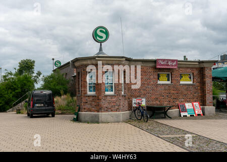 Nordbahnhof, Berlin, Germania - Luglio 07, 2019: rinnovato di fronte alla stazione ferroviaria Nordbahnhof con il tipico colore verde S-sign Foto Stock