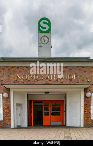 Nordbahnhof, Berlin, Germania - Luglio 07, 2019: rinnovato di fronte alla stazione ferroviaria Nordbahnhof con il tipico colore verde S-sign Foto Stock