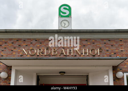 Nordbahnhof, Berlin, Germania - Luglio 07, 2019: rinnovato di fronte alla stazione ferroviaria Nordbahnhof con il tipico colore verde S-sign Foto Stock