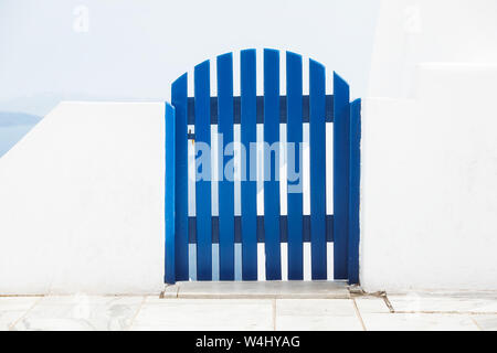 Blue cancello in legno di fronte al mare,Grecia, Santorini, Oia, Foto Stock