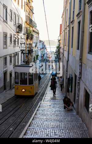 Ascensor da Bica, Lisbona più antichi della funicolare, Misericórdia, Lisbona, Portogallo Foto Stock