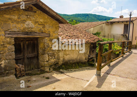 La piccola collina storico villaggio di Drenchia inferiore in Friuli Venezia Giulia, Nord est Italia Foto Stock