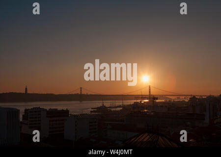 Il Ponte 25 de Abril, la sospensione ponte del fiume Tagus, dal Miradouro de Santa Catarina, São Paulo, Lisbona, Portogallo al tramonto Foto Stock