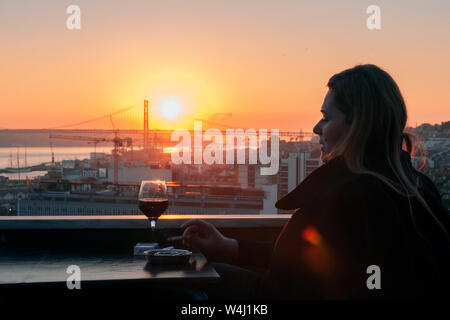 Il Ponte 25 de Abril, il ponte del fiume Tagus, dal Noobai bar, Miradouro de Santa Catarina, São Paulo, Lisbona, Portogallo. Modello rilasciato Foto Stock