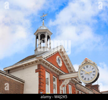 Il Corn Exchange, Rochester, 51-55 High Street, Kent REGNO UNITO. torre campanaria e orologio Foto Stock