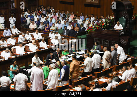 (190723) -- BANGALORE, luglio 23, 2019 (Xinhua) -- la foto scattata a luglio 23, 2019 mostra una vista dentro il gruppo come un voto di fiducia viene condotta a Bangalore in India. H.D. Kumaraswamy, Chief Minister di India del sud Stato Karnataka, perso maggioranza nella legislatura dello stato martedì, cessando quindi di essere il capo del governo dello stato. (Str/Xinhua) Foto Stock