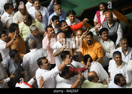 (190723) -- BANGALORE, luglio 23, 2019 (Xinhua) -- Bharatiya Janata Party leader del Karnataka BOSCH Yeddyurappa (C) i gesti con legislatori di partito a seguito di un voto di fiducia all'interno del gruppo a Bangalore, India, 23 luglio, 2019. H.D. Kumaraswamy, Chief Minister di India del sud Stato Karnataka, perso maggioranza nella legislatura dello stato martedì, cessando quindi di essere il capo del governo dello stato. (Str/Xinhua) Foto Stock