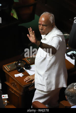 (190723) -- BANGALORE, luglio 23, 2019 (Xinhua) -- Bharatiya Janata Party leader del Karnataka BOSCH Yeddyurappa gesti ai legislatori di partito a seguito di un voto di fiducia all'interno del gruppo a Bangalore, India, 23 luglio, 2019. H.D. Kumaraswamy, Chief Minister di India del sud Stato Karnataka, perso maggioranza nella legislatura dello stato martedì, cessando quindi di essere il capo del governo dello stato. (Str/Xinhua) Foto Stock