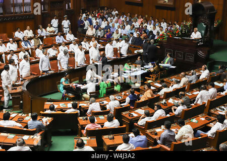 (190723) -- BANGALORE, luglio 23, 2019 (Xinhua) -- la foto scattata a luglio 23, 2019 mostra una vista dentro il gruppo come un voto di fiducia viene condotta a Bangalore in India. H.D. Kumaraswamy, Chief Minister di India del sud Stato Karnataka, perso maggioranza nella legislatura dello stato martedì, cessando quindi di essere il capo del governo dello stato. (Str/Xinhua) Foto Stock