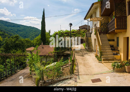 La piccola collina storico villaggio di Drenchia inferiore in Friuli Venezia Giulia, Nord est Italia Foto Stock