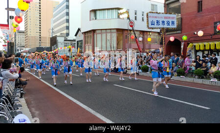 Paesaggio urbano della città di Yamagata durante la Yamagata Hanagasa Matsuri Festival. Uno dei maggiori festival estivi di area di Tohoku in Giappone Foto Stock