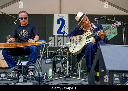 Steve Dawson e Fratello Tito Deler, Vancouver Folk Music Festival, Vancouver, British Columbia, Canada Foto Stock