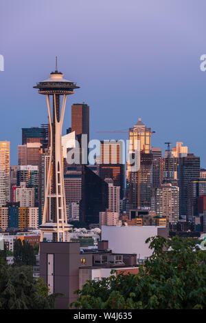 La skyline di Seattle visto da Kerry Park con riflessi di colore arancione e rosa tramonto nel vetro dei grattacieli Foto Stock