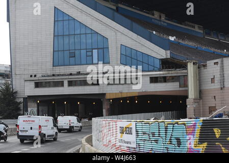 Una vista di Vicente Calderón Stadium durante la sua demolizione in Madrid.Vicente Calderón Stadium è stato chiamato dopo il club dell ex presidente ed è stato inaugurato nel mese di ottobre 1966 a sud della città e sul fiume Manzanares. Esso ha ospitato l'Atletico de Madrid di corrispondenze per oltre cinquant'anni, fino al loro trasferimento alla Wanda Metropolitano nel 2017. Foto Stock