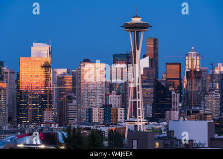 La skyline di Seattle visto da Kerry Park con riflessi di colore arancione e rosa tramonto nel vetro dei grattacieli Foto Stock
