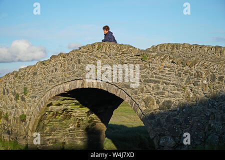 Il vecchio ponte di humpback al leader Aberffraw toTraeth Mawr Beach Foto Stock