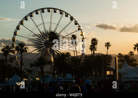 Iconica ruota panoramica Ferris e partecipanti a valle di Coachella Music Festival Foto Stock