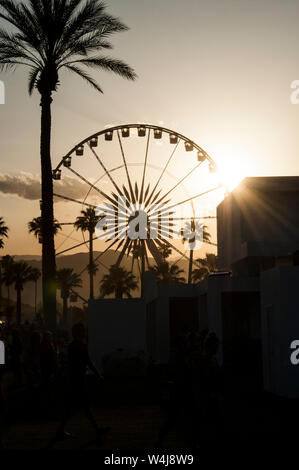 Iconica ruota panoramica Ferris e partecipanti a valle di Coachella Music Festival Foto Stock