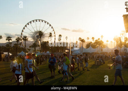 Iconica ruota panoramica Ferris e partecipanti a valle di Coachella Music Festival Foto Stock