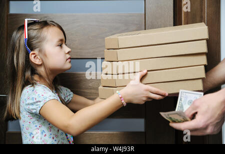 Consegna del cibo home. La ragazza è tenuto di scatole da pizza liberatore. Foto Stock