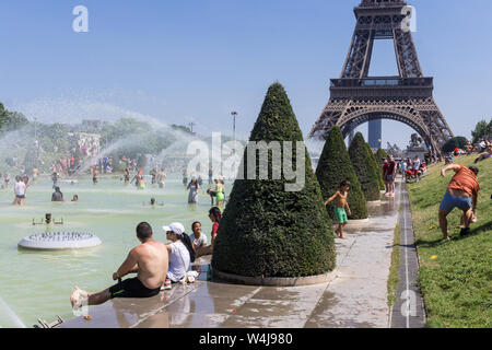 Parigi onda di calore 2019 - persone il raffreddamento e la balneazione al Jardins de la fontana del Trocadero a Parigi, in Francia, in Europa. Foto Stock